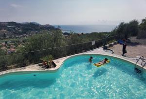 Casa con piscina, vista mare, patio privato, AC, posto auto e wi-fi