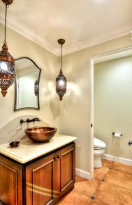 604 Gorgeous Renovated Condo, Steps to Omni Spa, Golf, Tennis, PFC & Exclusive Building Pool