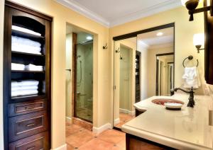 604 Gorgeous Renovated Condo, Steps to Omni Spa, Golf, Tennis, PFC & Exclusive Building Pool