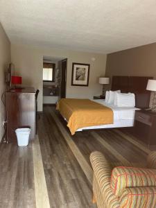 King Room - Non-Smoking room in Royal Inn & Suites
