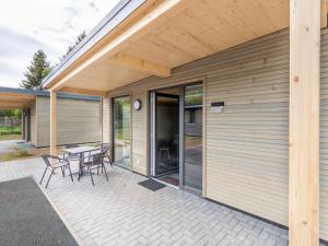 Lakeside Comfort in Hallschlag