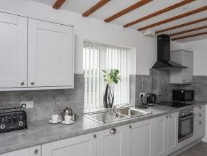 Tyn Towyn - Ty Gwyrdd Golau