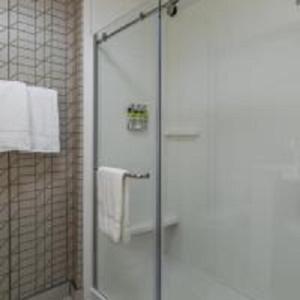 King Room - Hearing Accessible room in Holiday Inn Express & Suites Gainesville - Lake Lanier Area an IHG Hotel