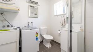 Lowset, pet friendly cottage - Sunset Ave, Bongaree