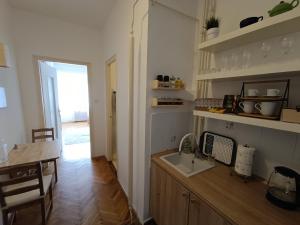 Barátságos, csendes, napfényes lakás.