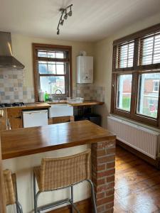 Bright, spacious flat close to beach, Cliff Road