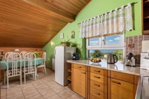 APARTMENT MAGDA with a parking space and sea view