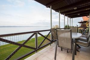 299 - Teljes panorámás közvetlen balatonparti exkluzív apartman - 4hvězdičkové hotely ve městě Balatonőszöd