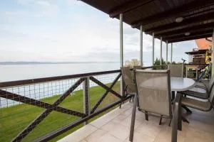 299 - Teljes panorámás közvetlen balatonparti exkluzív apartman - Balatonszemes