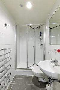 Spacious Bedrooms with Shared Bathroom and Kitchen at Bridges in Reading