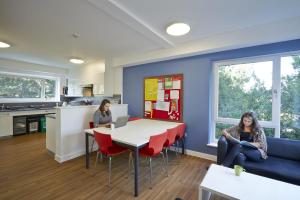 Spacious Bedrooms with Shared Bathroom and Kitchen at Bridges in Reading