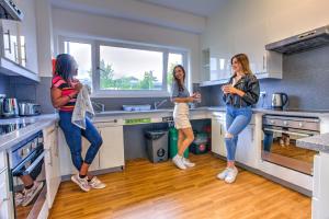 Bedrooms with Shared Bathroom and Kitchen at Bridges in Reading