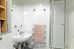 Spacious Bedrooms with Shared Bathroom and Kitchen at Bridges in Reading