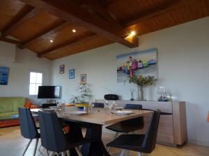 Maison familiale proche plage et port, avec terrasse équipée, Netflix, WiFi, ménage inclus - FR-1-224B-110