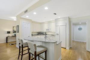 Lavish condo with courtyard view, gym, pool and spa