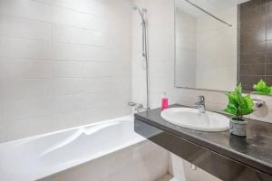 LARGE 3 Bedroom Apartment Beach Front (City View)