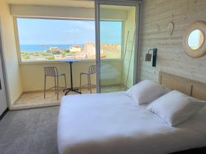 Deluxe Double Room with Side Sea View with terrace  room in Hôtel La Grande Conque
