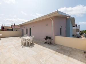 Sandy Retreat, Beachside Apartment with Terrace img1