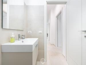 Sandy Retreat, Beachside Apartment with Terrace img25