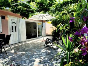 Villa Grande Vista - Lovely Apartment with Private spacious lush mediterranean patio and Sea view