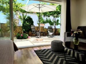 Villa Grande Vista - Lovely Apartment with Private spacious lush mediterranean patio and Sea view