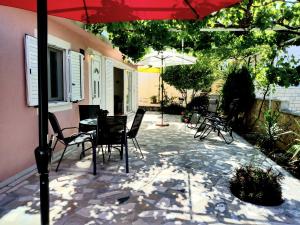 Villa Grande Vista - Lovely Apartment with Private spacious lush mediterranean patio and Sea view