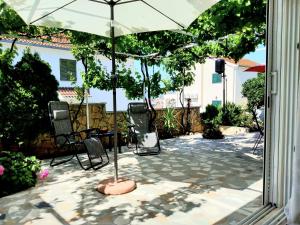 Villa Grande Vista - Lovely Apartment with Private spacious lush mediterranean patio and Sea view