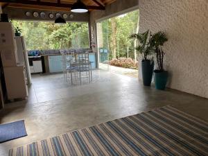 Casa de campo com muito verde e paz, 2 quartos, Wi-Fi, churrasqueira, deck, trilha