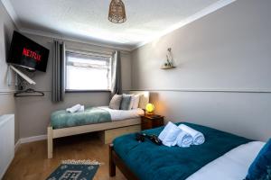 Parking - Garden - Views - M4 Work Stay
