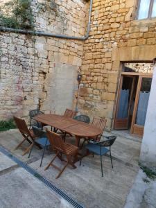 Maisons de vacances Maison de caractere au coeur de la cite medievale de Gourdon : Maison 4 Chambres