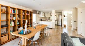 2016 Villa moderna al canal con 4 habitaciones by homeselectspain