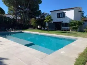Casa exclusiva, jardín y piscina privada - Caserío Armadás