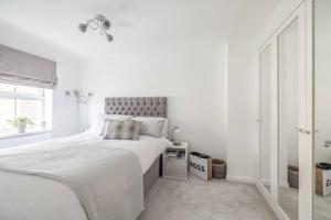 Stylish 3-Bed House in Langley, Driveway Parking! - By Tempstay