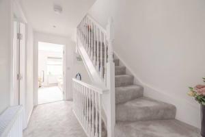 Stylish 3-Bed House in Langley, Driveway Parking! - By Tempstay