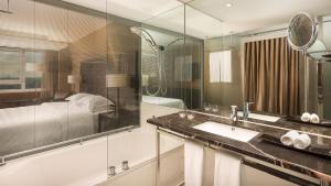 Deluxe, Guest room, 2 Twin/Single Bed(s), Pool access room in Sheraton Lisboa Hotel & Spa