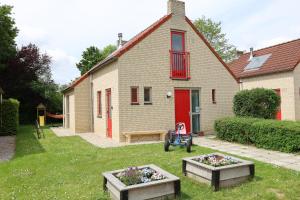 7 person House with garden, firepit, swimming lake, hammock, child friendly, in- and outside playground, slide, and great coffee