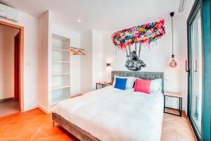 Villas Nirvana pop art piscine chauffe 4 chambres climatisees : photos des chambres