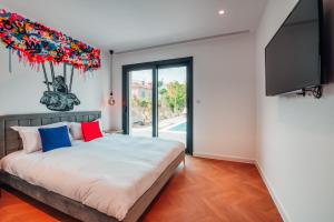 Villas Nirvana pop art piscine chauffe 4 chambres climatisees : photos des chambres