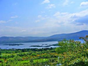 Charming Two Bedroom Cottage with Magnificent Sea Views. 10 minutes from Kenmare