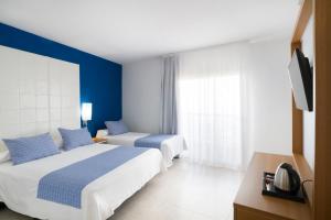 Standard Triple Room with Partial Sea View room in Marconfort Costa del Sol