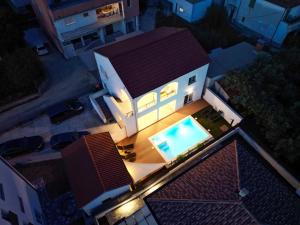 Bernie apartments with a pool