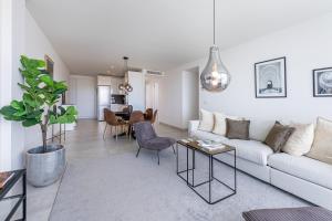 797 Holiday Rentals- Moderno piso con vistas al golf y mar