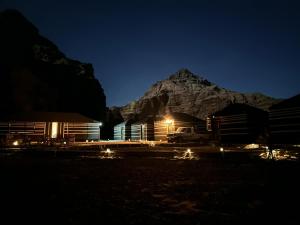 Full moon camp