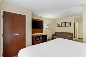 Queen Suite with Two Queen Beds - Accessible/Non-Smoking room in Comfort Suites at Kennesaw State University