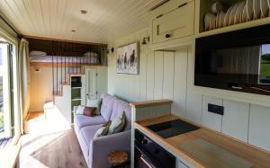 The Shire Luxury Converted Horse Lorry with private hot tub Cyfie Farm
