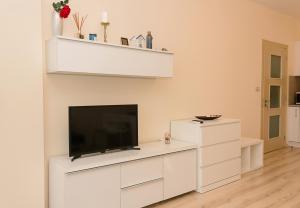 Coastal 1BD Flat with Pool & Parking