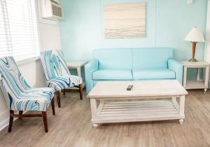 Deluxe Queen Suite room in Madison Beach Motel