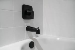 Queen Room - Disability Access/Non-Smoking room in Garibaldi Inn at the Bay