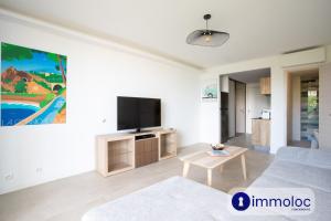 Air-conditioned studio 5 minutes from the beach and shops