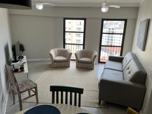 Apartamento em frente a Praia Martin de Sá com piscina.